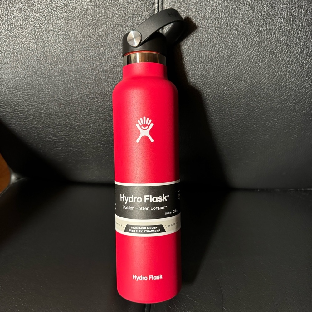 Hydro Flask Standard Mouth 24 oz in Red